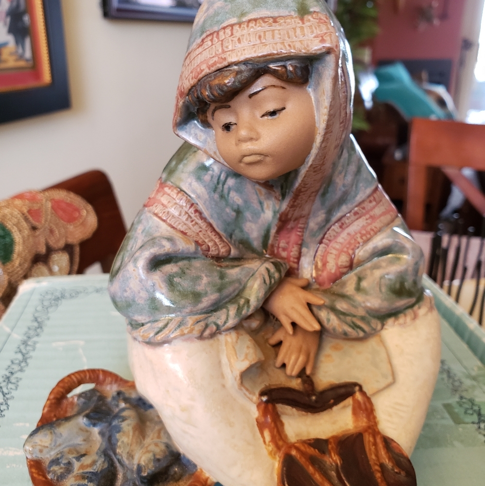 Lladro 2162 Vendedora de Pescado (fish seller)